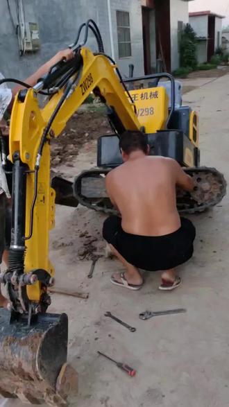 挖机的履带掉了怎么办?#挖掘机 #微挖 #微型挖掘机 #小勾机 #挖机人