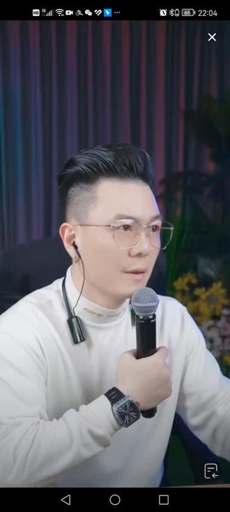 🌴 🌴 #直播录屏分享 #一首感动无数人的歌 今天是个特别的日子🌹 也是王琨老师的生日🎂现在我也相信相信的力量了,吸引力法则太厉害了!之前我无聊时在这主播直播间点了一首王琨老师的歌《赢在当前》没想到这个帅气的主播认真的学会了,我在这里感谢主播!(🏋🏻🏋🏻)
🌹 🌻 宁可做拼搏的失败者,也不要做安于现状的平凡人。造船的目的不是停在港湾,而是迎风破浪;做人的目的不是窝在家里,而是打造梦想。不看昨天谁是你,只看今天你是谁;不谈以前的艰难,只论现在的坚持。(🏋🏻🏋🏻)人生就像舞台,不到谢幕,永远不要认输!每个人都有自己的活法,我们没必要去羡慕别人的生活。有的人表面风光,暗地里却不知流了多少眼泪:有的人看似生活窘迫,实际上人家可能过得潇洒快活。幸福没有标准答案,快乐也不止一条途径。过自己喜欢的日子,就是最美的日子:过自己喜欢的生活,就是最好的生活………