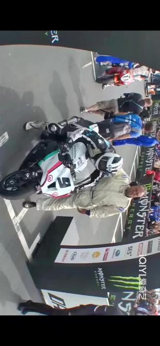 #2023曼岛tt 男人的弯道,疯子的天堂,弯道时速330,让我想到从前的自己,压弯摔了一跤痛了两个多月@曼岛TT赛授权账号 将于2023.06.10全程直播TT高级赛事#摩托车 #93号马奎斯 #曼岛tt #抖音氧气时刻