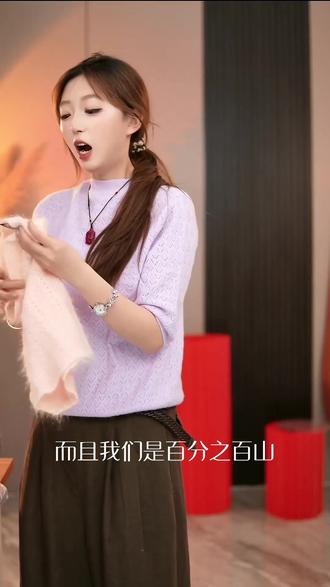 拉绒纯羊绒围巾!秋冬保暖还百搭! 粤大熹这款康赛妮100纯羊绒围巾,拉绒质感软乎乎的,裹在脖子上超暖和~日常搭配大衣、毛衣都好看,基础色系不挑人,秋冬出门必备!