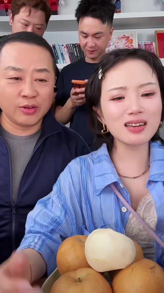 瑶爸对女儿的无奈,瑶瑶要加油,多听瑶爸的话。#梨很好吃 #上热门抖音小助手 @我们爱❤️瑶瑶