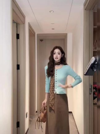 高智姐姐 韩系绿色长袖针织衫上衣女~复古半身裙撞色套装Y53 高智姐姐 韩系绿色长袖针织衫上衣女~复古半身裙撞色套装Y5326#女神穿搭 #时髦穿搭 #通勤穿搭博主推荐 #好物分亨 #女生穿搭 @DOU+小助手 @抖音小助手 @DOU+上热门 @抖加🔥上热门🔥dou+🔥热点宝