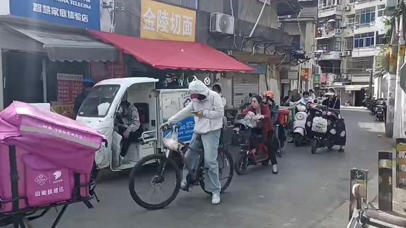 宁芜铁路在南京段 宁芜铁路是一条普通轨道运行路线,主要是货运,也有少量绿皮火车运行。穿越南京市区线路基本没有立体高架,所以多出许多铁路道口,给沿线居民带来通行不便。据说宁芜铁路要改线了,绕道南京市区外,拍些视频留作纪念吧。#宁芜铁路 #南京拍照
