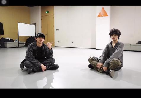 真是磕美了
王橹杰一遇到难回答的问题 就不敢说话了
实在美味 哥狗无敌 支持S0M1
新音纪录片可以封为lmp镇圈糖第三,壁纸第一,运动会第二。我说的(嘿嘿嘿)