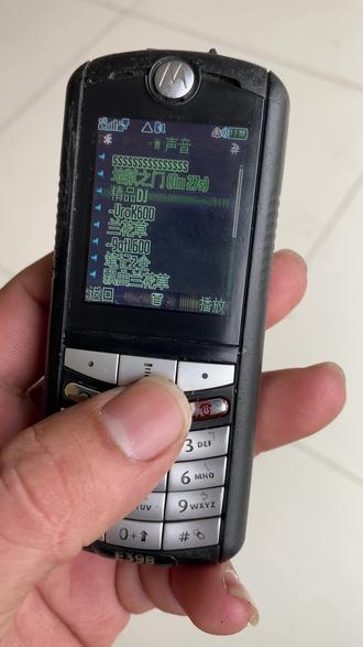 摩托罗拉E398采用了流行的直板机身设计,在简约的机身中却不经意地显示出点点不凡的心思。108×46×21mm的三维尺寸和110克似乎应该适合于男性市场,但归功于E398优良的外观设计造型,其实E398同样适合于女性使用。散发着黑夜诱惑的黑色配搭上端庄醒目的银色,E398既适用与西装革履的白领人士,又适合于爱好运动的活跃一族。出色的外观为E398争取到不少的时常占有率。铃声振动效果就像低音炮。本机成色很不错带原装电池待机还行吧。