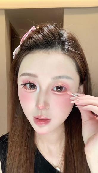 请把这个卧蚕焊死在脸上!只有卧蚕盘才能画出自然妈生感卧蚕,深色画下至卧蚕眼影,浅色提亮卧蚕,瞬间缩短中庭,幼态感满满,提升了整个妆容精致度!#卧蚕盘 #卧蚕盘推荐 #卧蚕下至 #缩短中庭 #卧蚕教程
