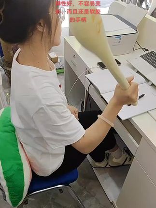 每天用这个经络拍打一下,真的太舒服了!它采用的是高弹力的材质,回弹性好,不容易变形,而且还是软胶的手柄,握感舒适,不易脱手,经常久坐的人一定要试试看。#经络拍#艾草经络拍#好物推荐#好物分享