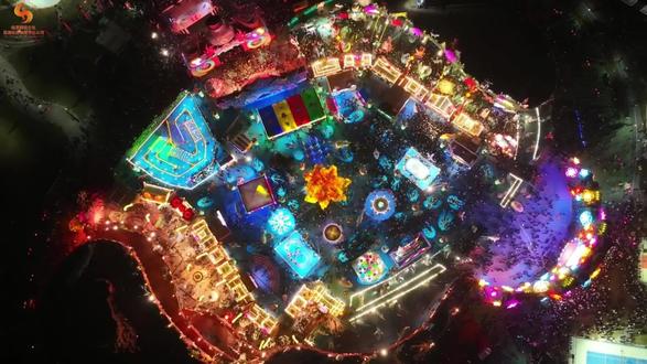 花开临夏不夜城 用璀璨光影作笔,绘就临夏夜游新画卷!其中每一件匠心独运的文创,都是穿越时空的临夏故事集。让河州的风物诗篇,成为您行囊中最温暖的珍藏。#花开临夏不夜城 #游乐园 #摄影日常