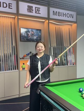 #台球是一种生活 #美女台球高手 #粉色台球杆推荐 不止是一根球杆,是你手臂的延伸者,是胜负之间的绝对主宰