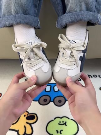 妈妈们~已经入秋啦,不要等天气转凉啦再给娃换鞋子,你们看我才花了多少,就给娃薅到了两双大品牌书萌家的休闲阿甘鞋,宝宝秋天穿真的太合适啦,商场里面都要大几百,现在商家新品冲销量,你们看我这里才多少,比买杂牌都划算,上脚轻便舒适,款式洋气百搭,超纤皮的鞋面防水耐脏好打理,加厚鞋头防踢防撞,橡胶的鞋底又软又耐磨,三分之一处轻松弯曲,后跟做了加固,保持脚踝平衡,品牌内里做工走线精细,魔术贴设计穿脱方便,趁现在价格合适,刷到的妈妈们,有合适尺码的,赶紧给娃挑一双吧~#新款童鞋 #运动鞋 #儿童鞋 #童鞋 #秋季新款