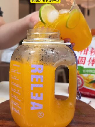 我真的以为是商家疯了!橘子粉居然这么卷了!就这个价格还给我发这么多包橘粉另外还送个杯子,酸酸甜甜的橘子味超浓郁
