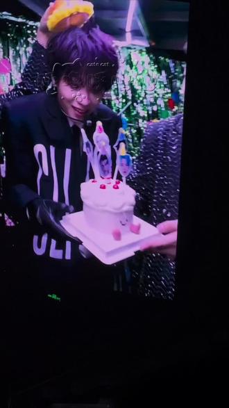 无比庆幸在20岁第一次一个人去的演唱会就是你的本命年生日场,是喜欢你八年来的第一次见面,同时也是我勇敢迈出的第一步,今后也会有更多的见面,最后祝小贾@黄明昊Justin 24岁生日快乐🎂(PS :忽略掉我的声音)#大屏#总要去看一次演唱会吧 #黄明昊演唱会 #黄明昊生日快乐 #黄明昊justin #人生第一场演唱会