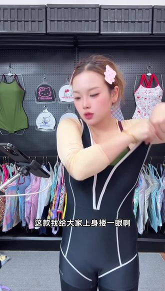 穿这款游泳衣,腰型看着真的好好看啊 连体平角设计,保守不暴露,版型自带高级感,去游泳馆穿超合适~