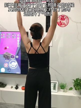千万别小瞧这个动作,夏天的较量已经开始了!再懒也要练,照镜子的时候你会感谢自律的自己!#开肩美背 #拉力器 #居家锻炼 #每日分享
