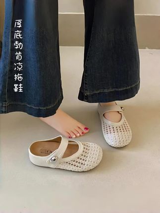 #我要上热门 哇塞,宝子们挖到一双 超火 5cm 镂空半拖鞋啦‼️!镂空设计,透气不闷热,时尚半拖款式,穿脱方便又随性。无论是逛街还是日常出行,都能轻松驾驭,时尚感拉满,谁穿谁好看😍 #镂空透气 #夏日时尚女鞋 #显高显瘦显腿长 #谁穿谁好看系列 @巨量千川