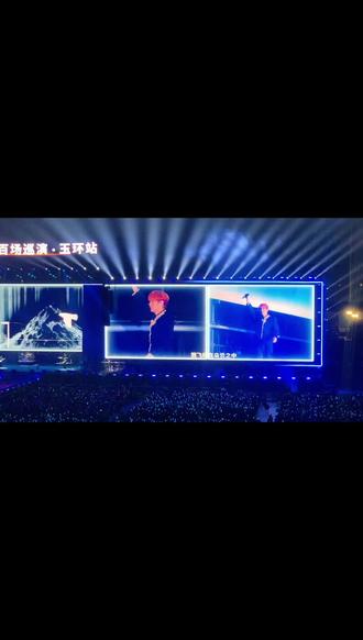 李荣浩 ##现场live #演唱会 #巡演演唱会
不将就:感情又痛又享受,如果说我不吻你不罢休,谁能逼我将就,互相折磨到白头,悲伤坚决不放手!