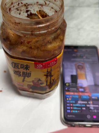 锻炼完先啃俩鸡爪解馋😂 一会不吃就馋得慌😌#佤味鸡爪