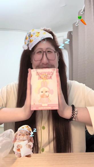 crybaby的设计师 是一个泰国女孩 从小爸妈不让她哭 她设计crybaby就是告诉大家 每个人都有哭的勇气@1只羊