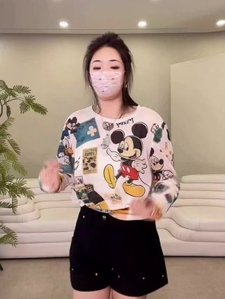 防晒衣不仅款式设计时尚亮眼,而且穿上冰冰凉凉很舒服,透气不闷热