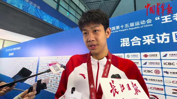 再破纪录夺金!但张展硕“人间清醒” #全运会 #2025全运会
刚刚结束的十五运会男子200米自由泳决赛,山东队18岁小将张展硕以1分44秒86的成绩夺冠,刷新全国青年纪录。名将季新杰和潘展乐分别获得银牌和铜牌。
本场比赛张展硕刷新个人最好成绩(PB),但他并不骄傲而是把目光投向了更广阔的国际赛场。“这个成绩对我来说虽然是PB,但和世界顶尖水平还有很大差距。”他举例道,“2022年,波波维奇同样是18岁,他游出了1分42秒9的成绩。还有今年世锦赛上,与我同龄的日本选手也游出1分44秒6的成绩,我们之间依然存在差距。”
截至目前,张展硕已在本届全运会上收获两枚金牌,但他对此保持着平常心,“从领奖台上走下来,一切重新开始吧。”他又补充道,“不过赛程还没过半,我很期待后面的比赛”。
本场决赛的意外插曲发生在34岁的老将孙杨身上。他在出发时因抢跳犯规,成绩被取消,遗憾出局。赛后,孙杨回应抢跳表示,“今天发令和我前两天听的有点不太一样,一下没适应,我就跳出去了”,但他并未一直纠结这个失误,“没关系,调整好心态。我下一个目标是把集体项目游好。”(中青报·中青网记者 梁璇 文及视频)