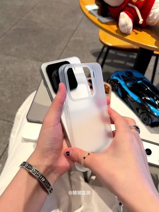 高级冰雾磨砂手机壳,手感冰凉细腻,不沾指纹手汗! 还原裸机的同时更能兼顾防摔性! #分不清在炫耀iPhone17还是手机壳 #用上IOS26就这样刷视频 #晒晒我的新iPhone #iPhone17新品全面评测 #手机壳