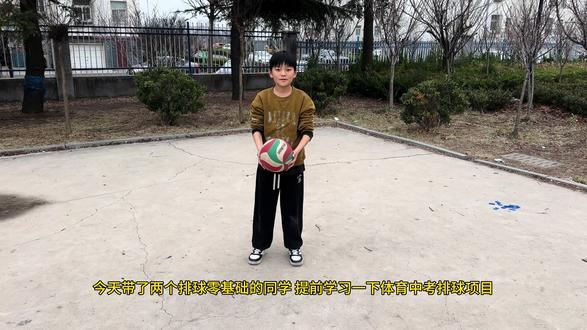 同学们 在中考体育里,排球是一项很重要的考试项目,但很多同学在排球学习上有误区,觉得随便拍拍就能得高分。其实不然,排球考试有它的技巧和规范。
咱们先来说说排球的基本握法。就像咱们握手一样,双手手指交叉互握,手腕下压,这就形成了一个稳定的垫球平台。这就好比建房子得先打好地基,稳定的握法是垫好球的基础。
再讲讲垫球的姿势。双脚要前后站立,膝盖微微弯曲,身体重心向前倾 要利用腿部的力量,通过蹬地、提腰、压腕,把球垫出去
还有就是控制球的落点和节奏。在练习的时候,要注意球的高度和方向,尽量让球落在自己身前的位置,这样便于控制。
同学们 平时练习的时候,一定要多练多总结。比如可以和同学互相配合,一个抛球一个垫球,这样既能提高默契,又能增加练习的机会。
我想问大家,你们在练习排球的时候遇到过什么困难呢?欢迎在评论区留言交流。 #中考体育#排球 #上门体育#垫球