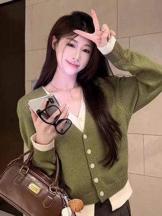 秋冬氛围感拉满!假两件针织开衫,慵懒随性超显气质,内搭外穿都好看#百搭不挑人 #休闲减龄穿搭 #显瘦显高显气质 #日常穿搭 #面料舒适透气