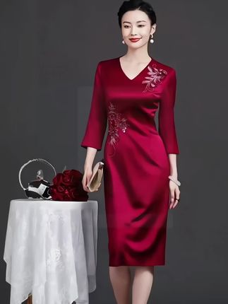 秋季高贵气质红色绣花旗袍大码修身妈妈喜婆婆婚礼日常新中式礼服#婚庆礼服 #婚礼妈妈礼服 #婚宴妈妈装 #喜婆婆喜妈妈 #连衣婚宴礼服