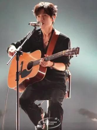 一起来回顾去年里里陈楚生在歌手舞台演唱的12首歌曲吧 今天8月8号 是里里陈楚生@陈楚生 获得歌王一整年的日子 那就来回顾一下他去年歌手节目的每一个精彩舞台吧
陈楚生歌手2025演唱歌曲依次为:
第1期:《将进酒》
第2期:《我用什么把你留住》
第3期:《轻描淡写》
第4期:《凡人诀》
第5期:《荒岛站台》
第6期:《未来的主人翁》
第7期:《大梦》
第8期:《像疯了一样》
第9期:《小情歌》
第10期:《红绣花》
第11期:《行走的鱼》
第13期:《获奖之作》
(注:第12期是突围赛 里里是直接进入总决赛 不用突围)
#陈楚生 #陈楚生歌王 #陈楚生歌手2025 #