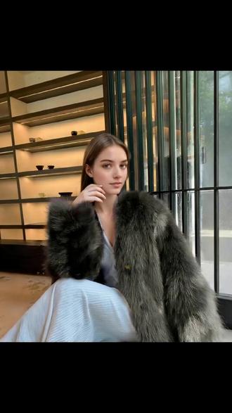 冬天穿它显瘦又高级,V领毛毛外套太百搭了! #粉彩风 #百大春装出道了