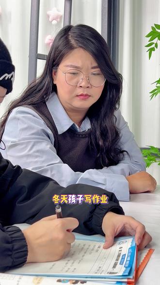 趁着天还没冷透,抓紧给宝贝的课桌加上这份温暖守护吧! #暖手桌垫#暖桌垫#加热暖桌垫#宝妈推荐#真的好冷我需要保暖好物