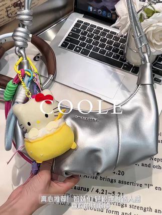 谁懂啊 背这只包包出门被追着要链接 小众又百搭 就很难不心动#包包推荐 #新款上新