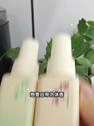 朋友们,想要身上都是香香的,自带体香。来试试这个衣物香氛喷雾,它真的是巨好闻!樱花香、栀子花香,喷雾细腻又温和。吃完火锅螺蛳粉都可以喷一喷,轻松去除异味,而且还能有效抗静电。冬天到了,大家快给自己安排上吧,出门连香水都不用了!