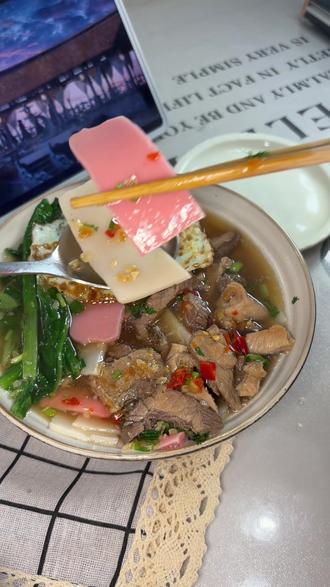 午餐炫牛肉粉利!肉量任性加,蒜酥是灵魂 午餐怒炫一碗牛肉粉利!实现吃肉自由,想加多少肉老板就给切多少~杨老板切粉利差点搞出 “XUE案” 现场,边切边笑也太欢乐了!粉利煮得软糯入味,盖上金黄煎蛋,最后淋一勺灵魂蒜酥,香到上头!一口下去超满足,做饭的快乐这不就来了~#粉利 #午餐吃什么 #打工人快手菜 #广西特色美食 #复刻街边美食