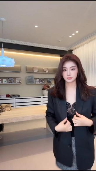 姐妹们真的要试一试这件廓形西装,上身效果太绝了!穿上很有质感,而且超级百搭,随便怎么搭配都很好看。它的版型设计也很特别,是那种廓形剪裁,上身效果非常时髦,不管是日常还是上班都能穿,喜欢的姐妹千万不要错过了!#西装 #通勤搭配 #穿搭#品质女装 #精致女人必备 #气质这一块拿捏死死的