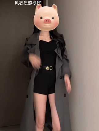 被一百多万人看过的风衣视频讲解来了,啊哈,我两个颜色都买回来了,收到手都是有防尘袋跟衣架就很平整,不用再熨烫,做工走线都很工整,后背有挡风片设计,下摆有做开叉。都是有带内衬,质感完全不出商场货,做了两个长度,小个子高个子都可以来尝试,这个卡其色也超显气质,袖子的长度也刚好,腰带扎起来超显腰身,哪怕是肩膀后挡风片都会帮你遮的明明白白,性价比很高的一件,喜欢的老婆可以带回去试一下。#风衣 #中长款风衣外套 #早秋穿搭分享 #风衣控 #气质穿搭