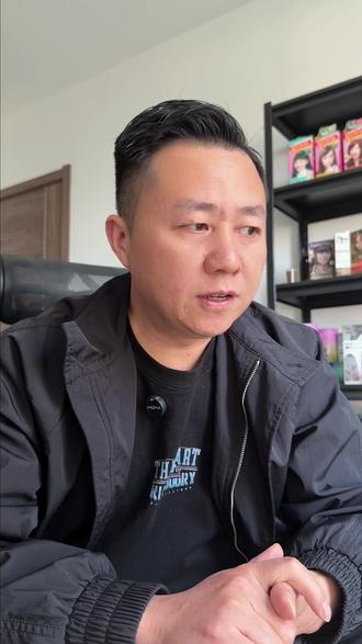 这条视频告诉你自己在家染头发要不要加热🔥 只有当室温低于 10℃时,染膏氧化速度变慢,才需要适当加热,但现在北方有暖气、南方有空调,这种情况其实直接常温染就好。
#染发 #在家染发 #染发加热 #冬天染发 #染发教程