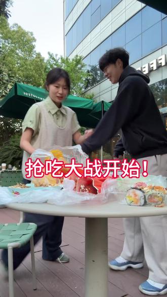 好胜心强Vs好胜心弱
#抢吃比赛#石头剪刀布 #谁赢谁吃挑战 #创作者