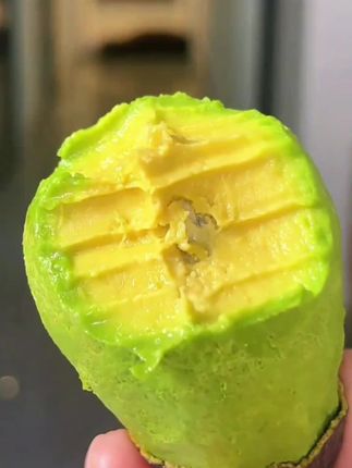 直接剥皮切块拌酸奶,撒点坚果碎,一口丝滑到心巴!低卡又饱腹,打工人早餐、健身党加餐闭眼冲,这波健康美味我先囤为敬~#健康减脂 #神仙吃法#牛油果#牛油果的神仙吃法 #牛油果酸奶