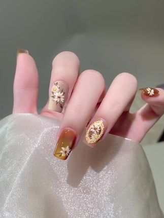 💅一秒入秋的新品浮雕野雏菊贴纸,如油画艺术效果上手真够味! #美甲贴纸#短指甲也可以这么美 #显白美甲#秋冬美甲#美甲款式