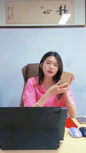 #鼠标使用方法视频 #无线双模鼠标#鼠标 #电脑外设 #好物推荐 嗨!大家好,又见面了,我是您的客服小二潇潇
这一期,将由我为大家分享一款既实用又好看的商务办公鼠标,首先它采用了个性化的人体工学设计,长期使用不累手,它的材质选用的是舒适耐磨的ABS,外观美丽大方,手感舒适,中键顺滑灵敏。左右有声按键,操纵感十足,配有前进键和后退键,随时切换上下页,得心应手。
初次收到我们这款鼠标的时候,先检查一下,包装是否完整,充电线是否配送,2.4G接收器是否在后盖的仓内,产品是否有破损,如一切完好无损,我们观察鼠标的后盖,有文字标注的2.4G和蓝牙1及蓝牙2。旁边的小按钮为鼠标电源开关键,中间为透视镜。
首次使用时,我们先取出2.4G接收器,插入我们设备上的USB端口,然后打开鼠标上的电源开关,短按圆按钮,把指示灯调整到2.4G的位置上,等待3秒钟,即可开始使用,当我们想要把蓝牙连接到另外一台设备的时候,首先找到后盖上的圆按钮,短按一下,把指示灯调整到蓝牙1的位置,这时,我们在使用的设备上找到蓝牙功能,搜索蓝牙设备BT开头的蓝牙信号,点击立即连接,配对成功后,即可开始使用。想要再增加一台设备,我们把蓝牙指示灯调整到蓝牙2的位置上,在设备上搜索蓝牙BT开头的信号,连接即可,当所有设备都连接完成,我们就可以通过后盖上的指示灯随意切换,在不同设备上使用了。
