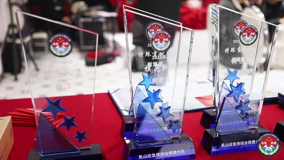 2026年1月31日晚,以“山海为证·侠骨同心”为主题的乳山应急侠综合救援大队2025年度荣耀盛典隆重举行。市应急管理局、消防救援大队相关领导,合作企业代表,与全体应急侠队员及家属欢聚一堂,共同回顾过去一年的热血征程,表彰先进,展望未来。
盛典在庄严的国歌声中拉开帷幕。全体队员重温了入队誓言,铿锵誓言彰显了守护家园的初心与使命。
新征程的号角已经吹响,乳山应急侠综合救援大队将继续秉持“应急无界,守护无声”的信念,整装再出发,为守护乳山平安贡献更大的力量。