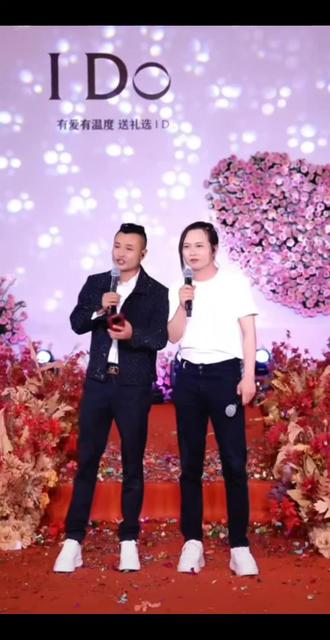 #啊朱#花小磊订婚宴#小油花 啊朱平时参加活动打扮都是女强人装扮,今天不一样,她穿裙子好有气质,小鸟依人的样子真的好仙女,好美好美爱了爱了,你们喜欢啊朱穿裙子吗?还有最近刷到啊朱大舞台的冠军说,啊朱不给他发奖金,到底是怎么回事?关注啊朱,相信啊朱一定会给冠军一个合理的解释
