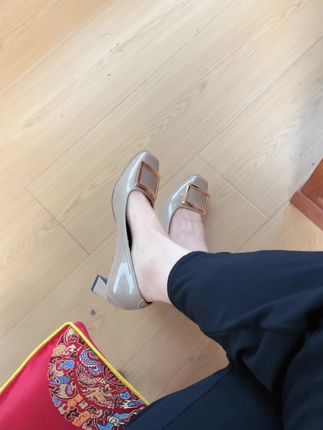 一年四季都可以穿的气质单鞋,非常知性高级抬气质,大象灰巨显白!软漆皮上脚很舒适!经典百搭的款永不过时!#方扣单鞋 #气质单鞋 #百搭鞋子