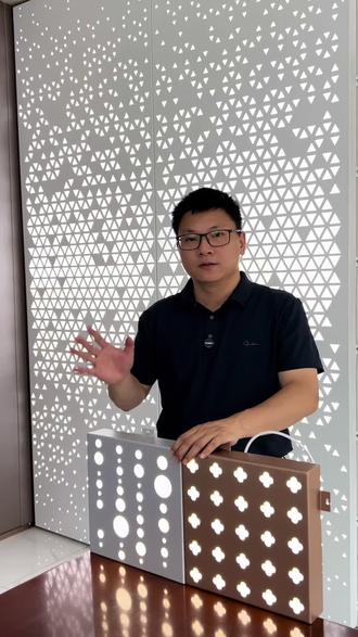 这种灯光一体的铝单板,每块板都是独立发光的,背面也有做打胶密封处理,更不会出现拼接处漏光现象,还能有效杜绝灰尘和尘埃进入。成品发货到施工现场后,直接锁螺丝在钢架上,接好电源即可亮灯使用,因此这种灯光铝单板相比传统安装的做法,真正做到省时省力又节省成本。#灯光一体铝单板#冲孔铝单板搭配灯光#门头广告招牌天花吊顶墙面装饰材料#发光一体化铝单板#幕墙铝单板厂家