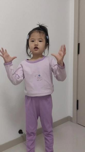 四岁半的托尼老师上线营业啦💇♀️
今日教程:如何扎一个歪歪扭扭但超级可爱的马尾!
别看人家年纪小,梳子皮筋手里拿,手法虽然生疏,但态度绝对认真。先用手拢起小碎发,再转两圈皮筋……好啦!虽然有点松,但这可是萌娃牌的独家温柔哦!✨