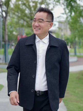 #爸爸装 #中老年穿搭 #爸爸外套 #爷爷外套 #春秋夹克 天冷了,给爸爸买件经典版型的夹克外套,穿着不过时,经典大方好看