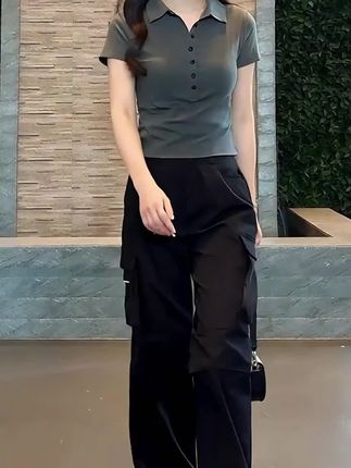 这套极简穿搭,上衣是这种修身的版型,特别显瘦显身材比例。裤子是宽松的高腰工装裤,腿粗胯宽的姐妹放心穿,一套上身又酷又飒。#ootd穿搭 #显高显瘦显腿长 #女装穿搭 #谁穿谁好看 #显高显瘦穿搭