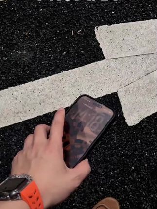 iPhone17PROMAX星宇橙同色系鎏金勋章搭配上手了!这真的太好看了吧!高级黑橙配色绝了#手机壳 #苹果17pro