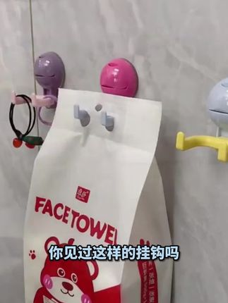 家居收纳超吸睛!多巴胺圆球双头挂钩,色彩鲜亮显活力,吸盘安装免打孔,门后、玄关、卫生间都能挂,收纳实用又好看~# 多巴胺挂钩 #双头吸盘挂钩 #家用壁挂收纳